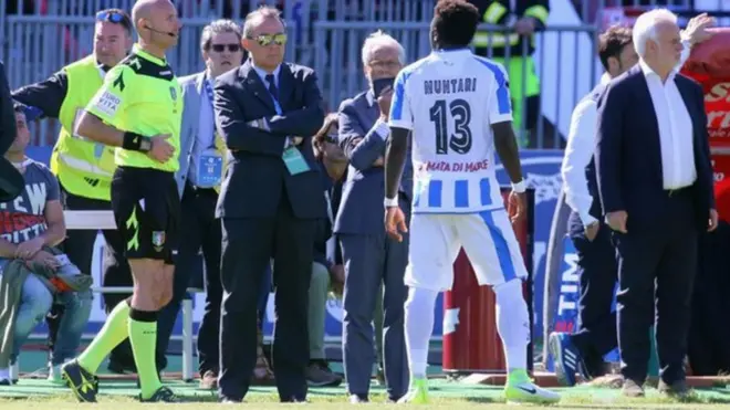 Muntari melaporkan tindakan rasis terhadap dirinya kepada wasit dalam pertandingan antara kesebelasan Pescara melawan Cagliari.