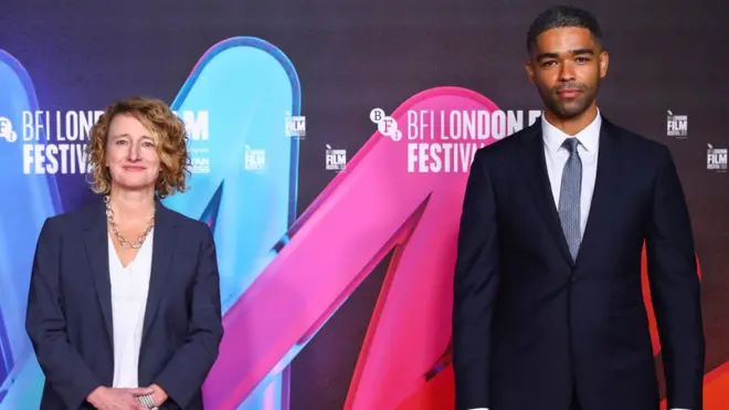 الممثل البريطاني كينغسلي بن أدير الذي أدى دور مالكوم أكس عند افتتاح عرض الفيلم في مهرجان لندن السينمائي