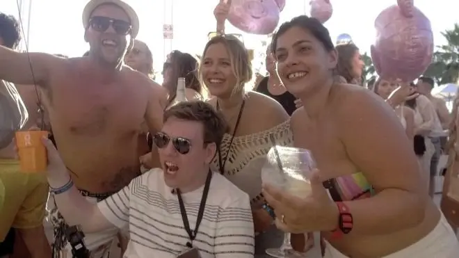 뇌성마비를 앓고 있는 알렉스 테일러가 휠체어를 타고 이비자섬의 클럽에 가보았다.