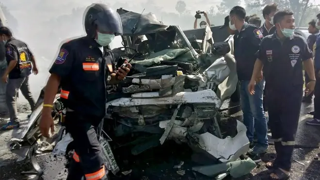 หน่วยกู้ภัยกำลังตรวจดูซากรถตู้โดยสารที่พุ่งชนกับรถกระบะ ที่จ.ชลบุรี เมื่อวันที่ 2 ม.ค.ที่ผ่านมา