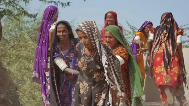 यहां महिलाओं को मीलों दूर से पानी सिर पर रखकर लाना पड़ता है.