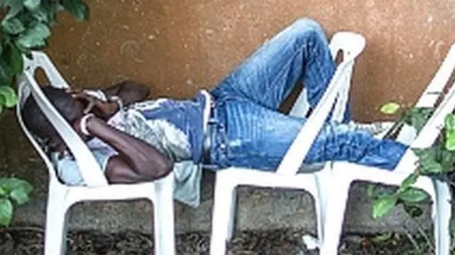 Ọkunrin to sun sori aga