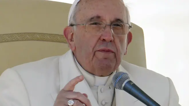 Pope Francis anabala akwụkwọ arụkwaghịm Bishop Okpaleke tinyere