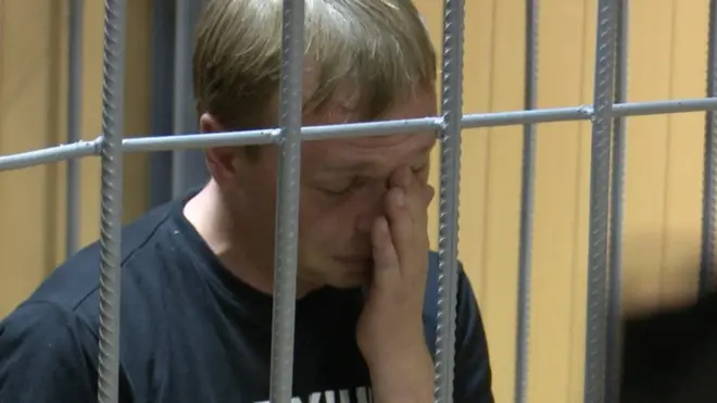 "Позор", аплодисменты, слезы: как арестовывали Ивана Голунова