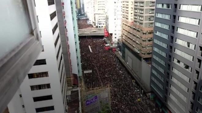 مسيرات للآلاف احتجاجا على تعديل مقترح لقانون تسليم المطلوبين في هونغ كونغ