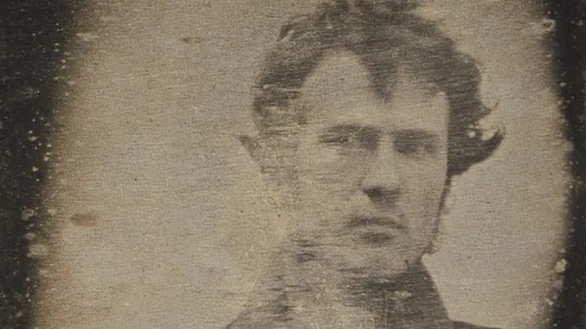 Robert Corneluis mengambil foto dirinya di luar toko lampu miliknya.