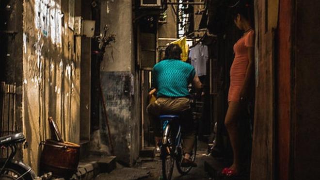 Prostitute in a Shanghai back alley (credit: Lei Han)
