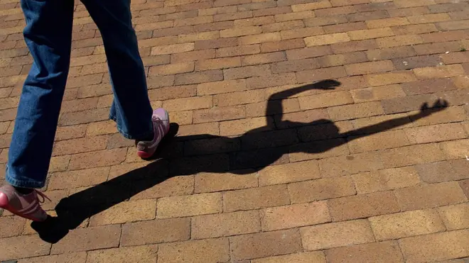 Une fille qui apprend la danse en Afrique du Sud pour échapper à la prostitution et à la consommation de la drogue dans la rue