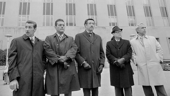 Los "plomeros" cubanos actuaron de forma coordinada durante el juicio. De izquierda a derecha: Virgilio Gonzalez, Frank Sturgis, el abogado Henry Rothblatt, Bernard Barker y Eugenio Martinez.