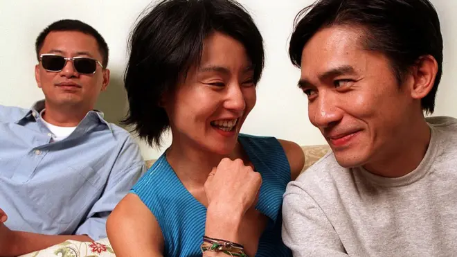 《花樣年華》在BBC文化頻道評選的21世紀最佳電影中位列第二，圖為王家衛（左）和主演張曼玉（中）以及梁朝偉（右）。