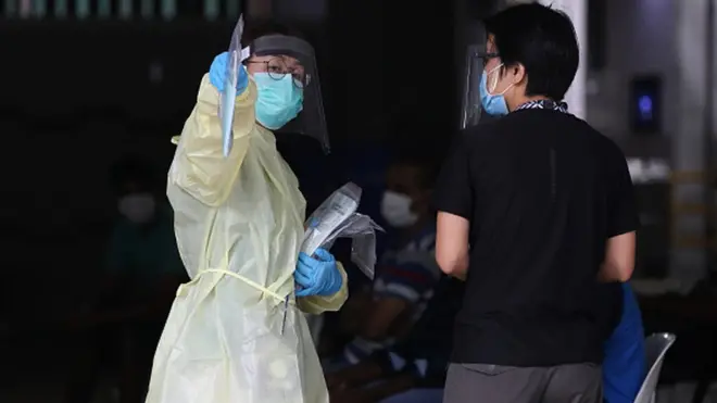 Sağlık çalışanları Singapur'daki yabancı işçilerin kaldığı yurtları kontrol ediyor