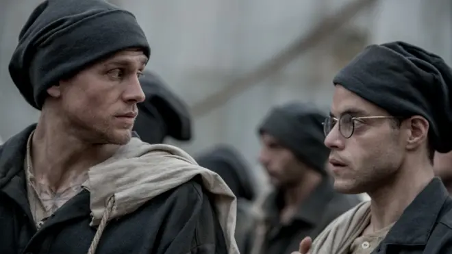 Čarli Hanam i Rami Malek u filmu "Papijon" koji je delom snimljen u Beogradu