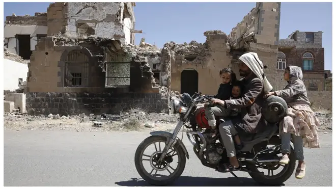 عائلة يمنية تفر من الدمار في قريتها