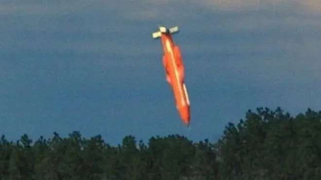 د بمونو بم له الوتکې په چترۍ یا پراشوټ سره غورځول کېږي.