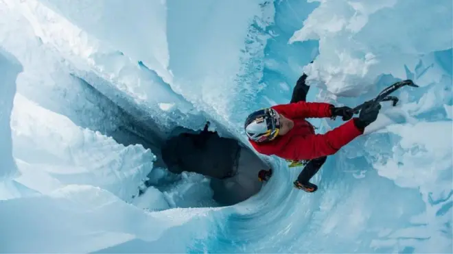 در کنار یخنوردی، گاد در پاراگلایدر هم یک ورزشکار کارکشته است و دو رکورد جهان از نظر بیشترین مسافت طی شده دارد