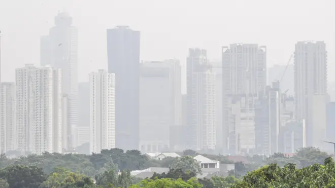 Suasana gedung-gedung bertingkat yang tertutup oleh kabut polusi di Jakarta, Kamis (27/7)