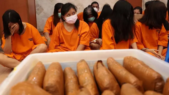 Sejumlah tersangka pengedar narkoba dihadirkan dalam konferensi pers Direktorat Jenderal Bea dan Cukai di Jakarta, Indonesia, 23 Juni 2025. 