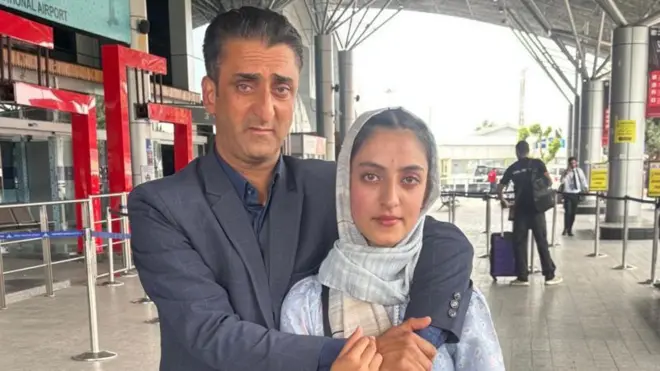 इराण युनिव्हर्सिटी ऑफ मेडिकल सायन्सेसमध्ये एमबीबीएसच्या पहिल्या वर्षाची विद्यार्थिनी रौनक अशरफ, तिचे वडील अशरफ भट्ट यांच्यासोबत.