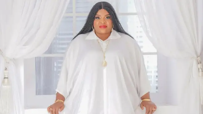 Oloogbe Allwell Ademola wọ aṣọ funfun balau 