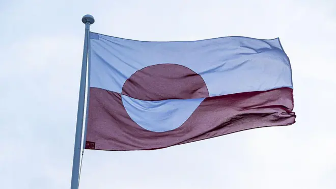 Гренландский флаг Erfalasorput развевается перед зданием представительства Гренландии в Нордатлантенс Брюгге в Копенгагене, Дания, 9 января 2026 года. Он красно-белый, с красно-белой окружностью в центре