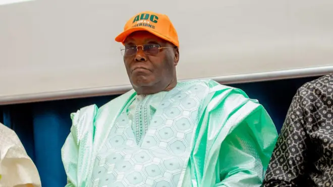 Atiku wọ agbádá aláwọ̀ ewé, ó dé fìla tí wọ́n kọ ADC sí