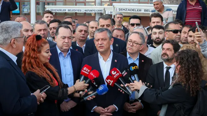 Özgür Özel ve arkadaşları bayram namazının ardından gazetecilerin sorularını yanıtladı