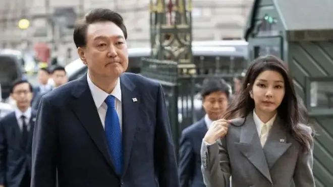 दक्षिण कोरियाचे राष्ट्राध्यक्ष यून सिक कियोल आणि त्यांच्या पत्नी किम क्योन 