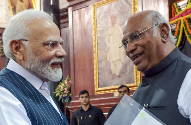 मल्लिकार्जुन खड़गे और पीएम मोदी