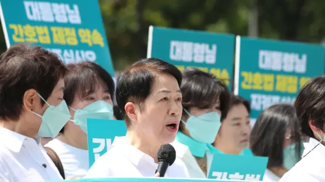 김영경 대한간호협회 회장이 16일 오전 서울 용산 대통령집무실 앞에서 기자회견을 열고, 앞서 윤석열 대통령이 간호법에 재의요구권(거부권)을 행사한 것과 관련해 입장을 발표하고 있다