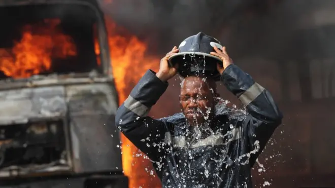 Fire fighter dey cool im body as dem dey try kwensh fire wey dey burn petrol tanker wey catch fire for Ogba wey dey Lagos for 2010. Nobody die inside.