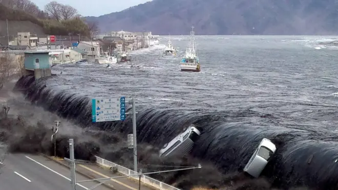 O mar superou barreiras e invadiu cidades, como Miyako, no nordeste do Japão