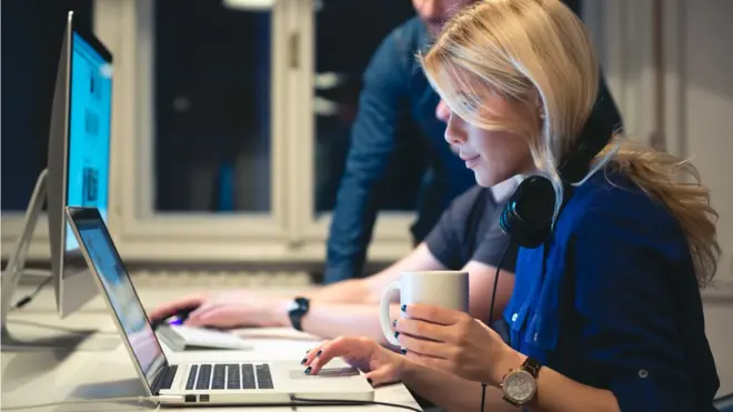 Para el empleado, las mujeres prefieren trabajar en "áreas sociales o artísticas".