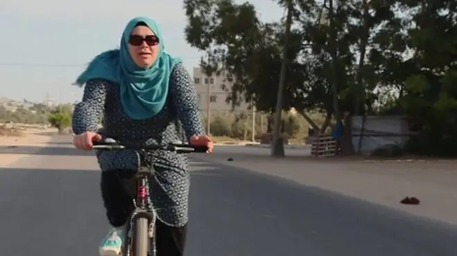 ผู้หญิงอาหรับขี่จักรยาน