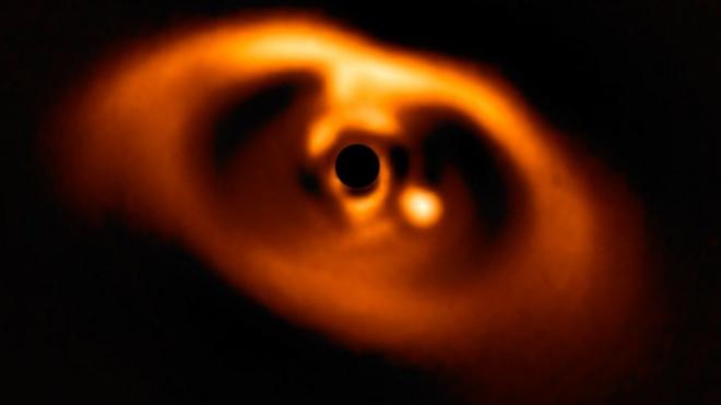 Imagem de um novo planeta no disco de gás e poeira em torno de uma estrela