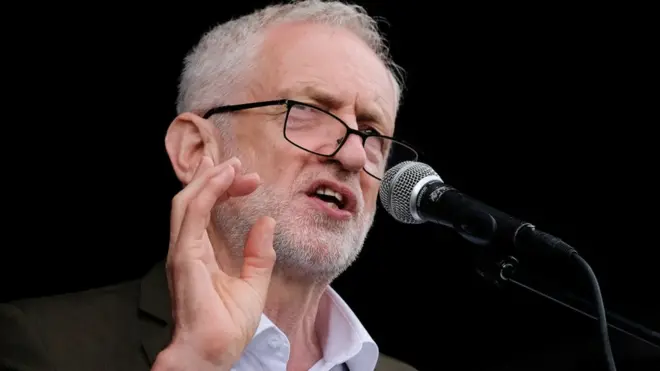 Jeremy Corbyn dijo que el plan de Johnson es "un ultraje y una amenaza para la democracia" británica.