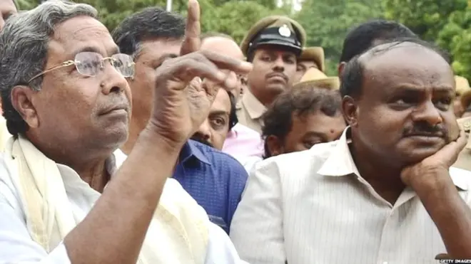 રાજભવનમાં રાજ્યપાલ સમક્ષ પોતાની સરકાર રચવાનો દાવો કરવા પહોંચેલા સિદ્ધારમૈયા (જમણે) અને એચ. ડી. કુમારાસ્વામી