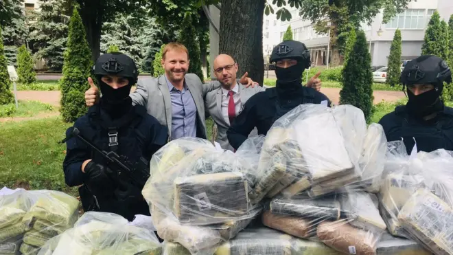 Речник МВС Артем Шевченко і речник Нацполіції Ярослав Тракало у вівторок позували біля конфіскованої партії кокаїну