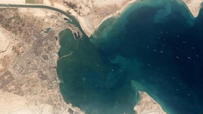 Imagen satelital de los barcos varados en un lago del Canal de Suez