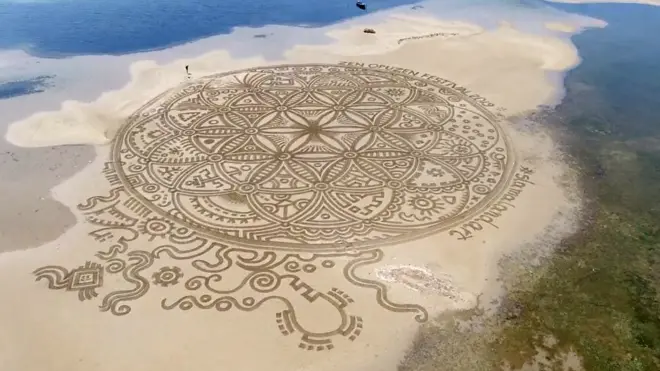 Картины художника существует не более нескольких часов.