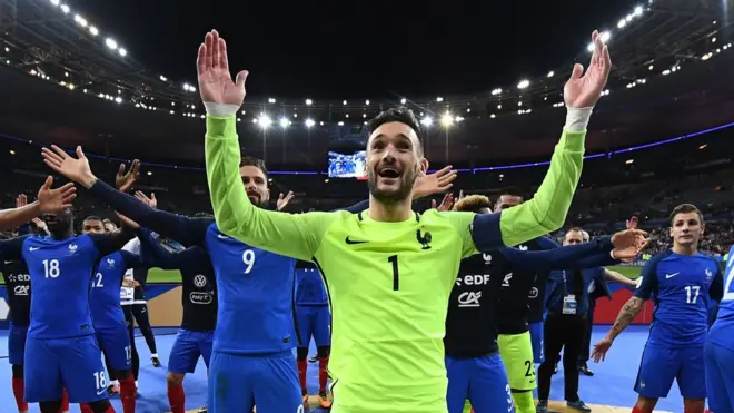 Les Bleus qui saluent le public à la fin du match au Stade de France