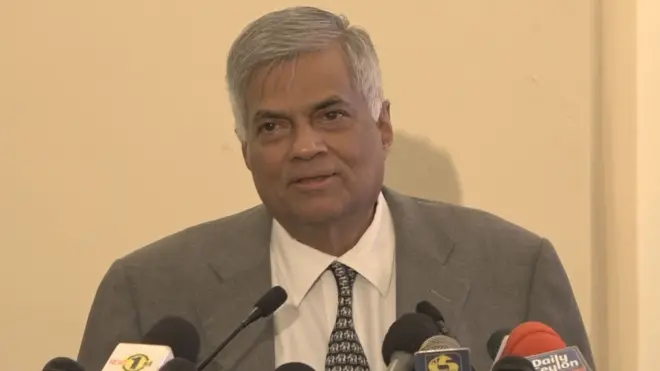 ආණ්ඩුව සටන් කරනවා මාධ්‍ය එපා කියනවා - අගමැති