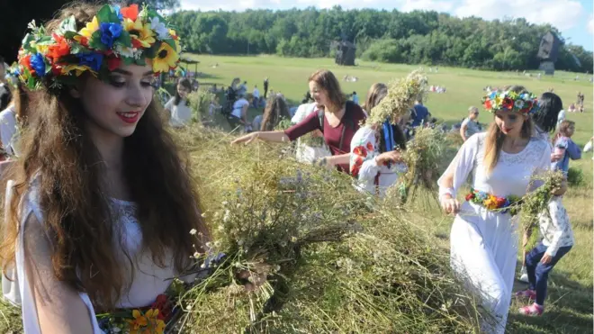 Плетіння вінків із польових квітів під час святкування Івана Купала в Пирогово, в Києві, 6 липня 2019 року