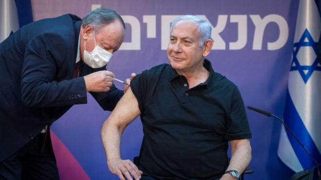 El primer ministro de Israel, Benjamín Netanyahu, recibe la vacuna de covid