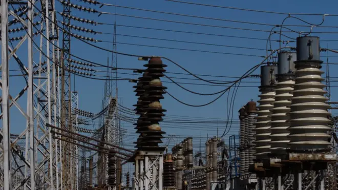 Луганская ТЭС в городе Счастье принадлежит компании ДТЭК, которая входит в группу компаний СКМ Рината Ахметова