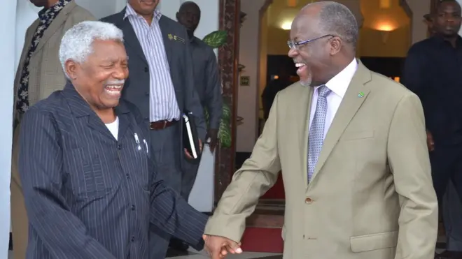 Rais wa Tanzania Dkt. John Pombe Magufuli akifurahia jambo na Rais mstaafu wa awamu ya pili Mzee Ali Hassan Mwinyi baada ya mazungumzo yao ikulu jijini Dar es Salaam.