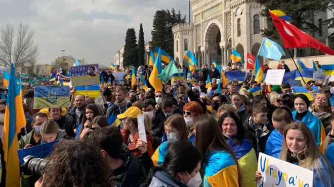 İstanbulda yaşayan Ukrayna icması Rusiya, Belarus baş konsulluqları önü və şəhərin mərkəzi meydanları daxil olmaqla bir neçə etiraz aksiyası keçirib