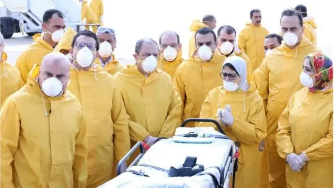 أصبحت وزيرة الصحة المصرية مصدر جدل بعد ارتدائها للكمامة "بشكل خاطئ"