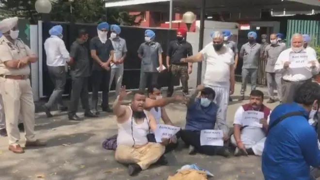 పంజాబ్‌ బీజేపీ ఎమ్మెల్యేలు కొందరు సీఎం ఇంటి ముందు ఆందోళనకు దిగారు.