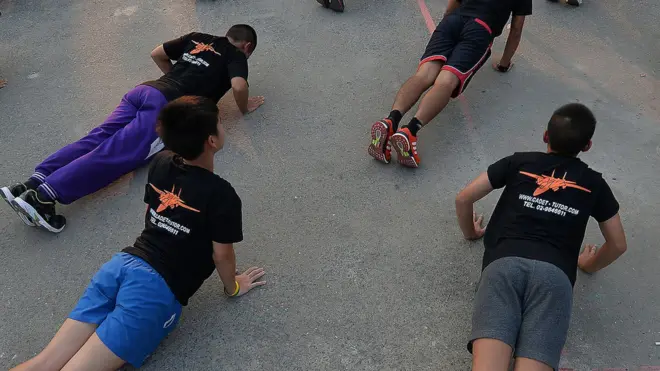 นักเรียนฝึกวิดพื้น