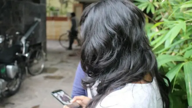 એક છોકરી જે તેનો ફોને જુએ છે